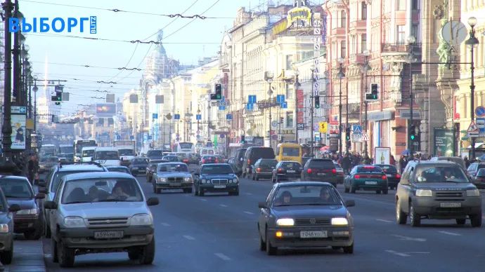 Автомобильное движение на Невском проспекте Автомобильное движение на Невском проспекте