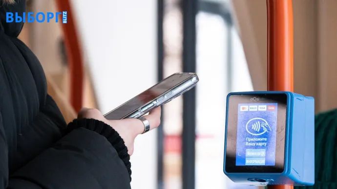 Подносят к терминалу, жмут на что-то: как контролеры в Выборге проверяют в транспорте оплату картой