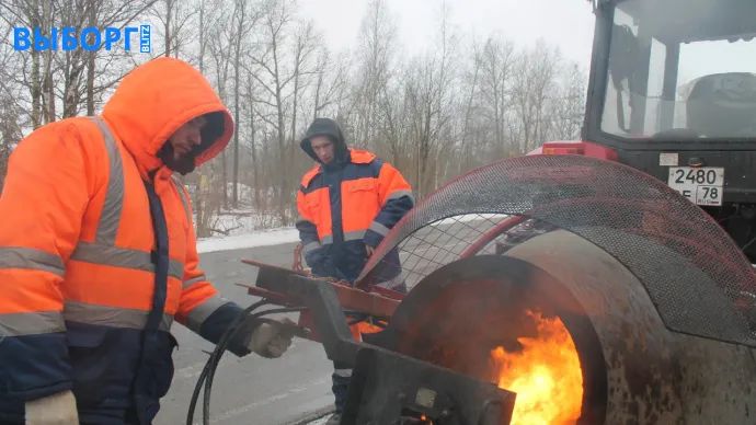 Дорожники Ленобласти устраняют ямы даже зимой