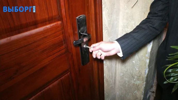 Можно ли получить штраф за дверь, открывающуюся на лестничную клетку?
