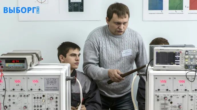 Наставник обучает молодые кадры Наставник обучает молодые кадры