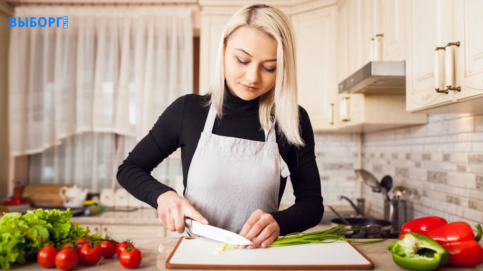 Женщина нарезает овощи на кухне