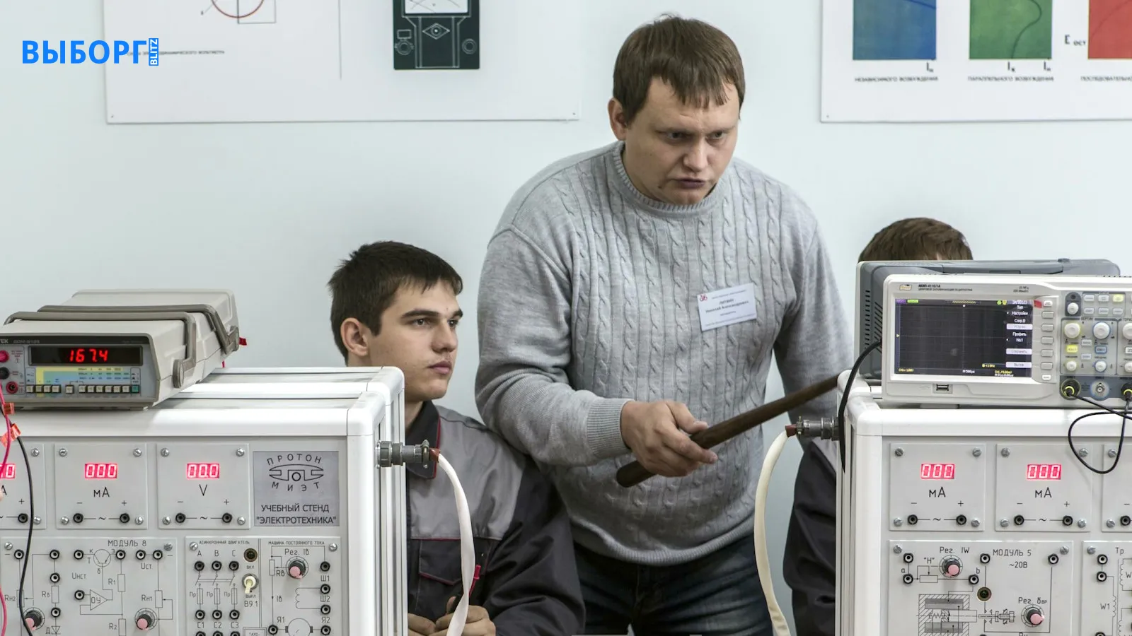 Наставник обучает молодые кадры