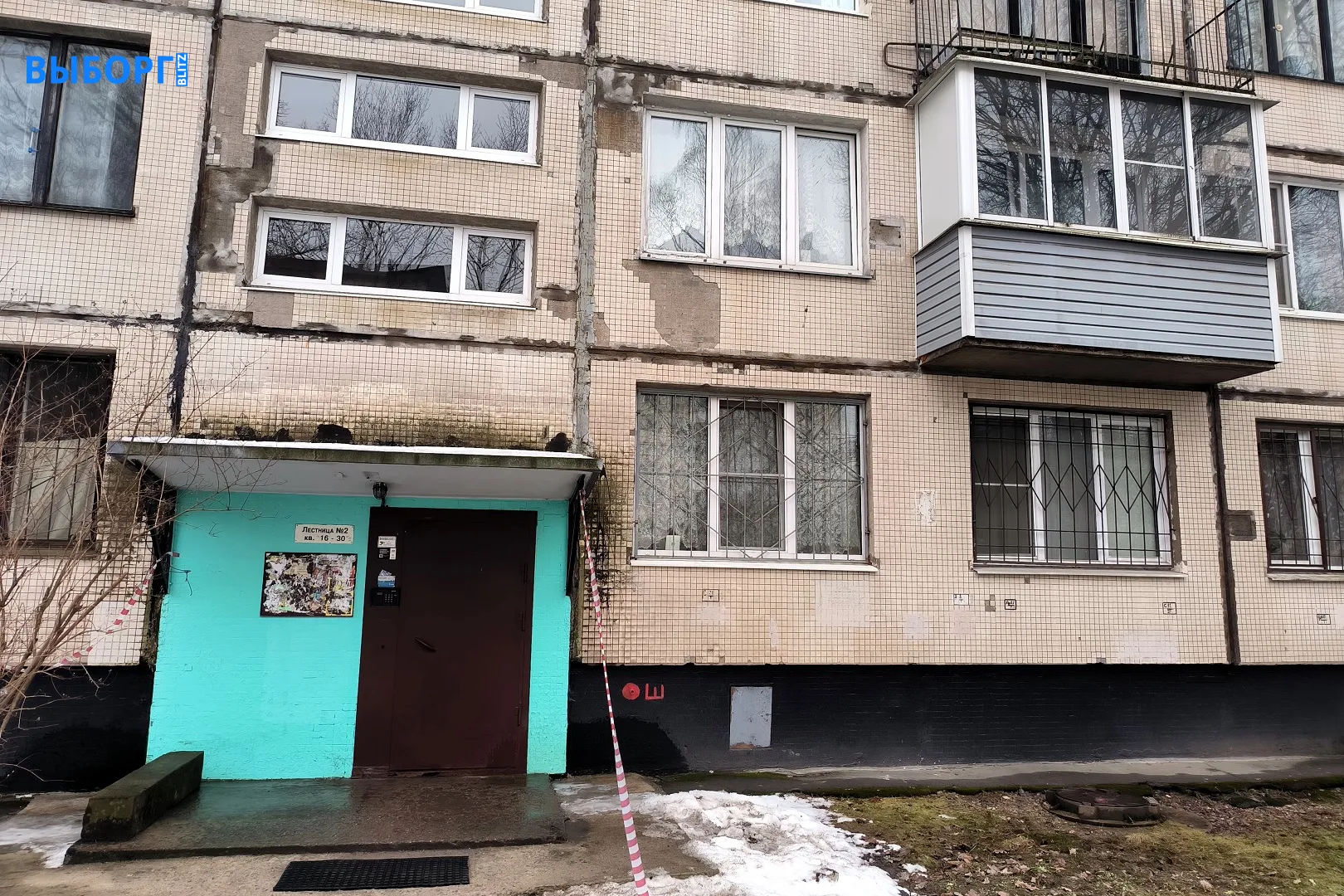 В Ленобласти суд обязал УК переделать некачественный ремонт подъезда